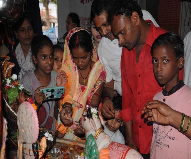 Jamshedpur के मंदिर में भगवान भोलेशंकर के नंदी पीने लगे पानी